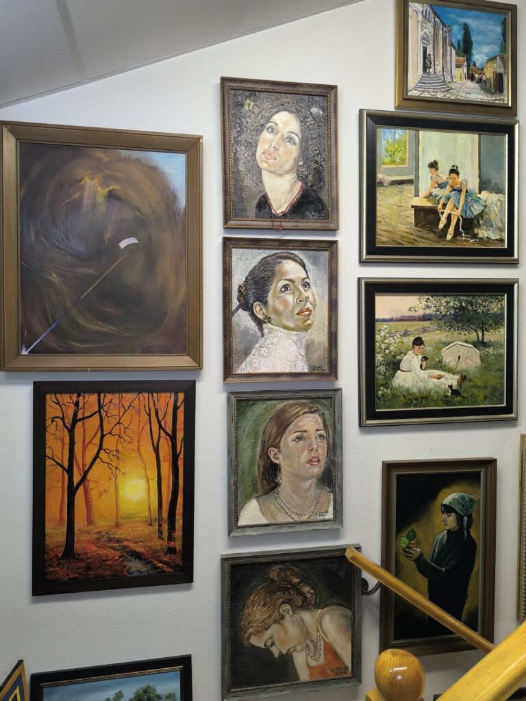 Neljas vaade trepistülesgaleriist. - Raija Merilä Kodugalerii ja raamimisteenused Neljas vaade trepistülesgaleriist.