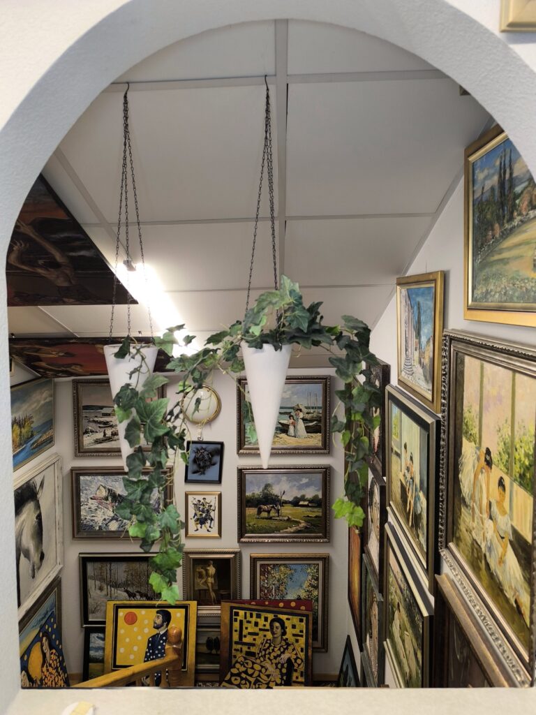 Trepistülesgaleriis on mitu kümment teost. - Raija Merilä Kodugalerii ja raamimisteenused Trepistülesgaleriis on mitu kümment teost.