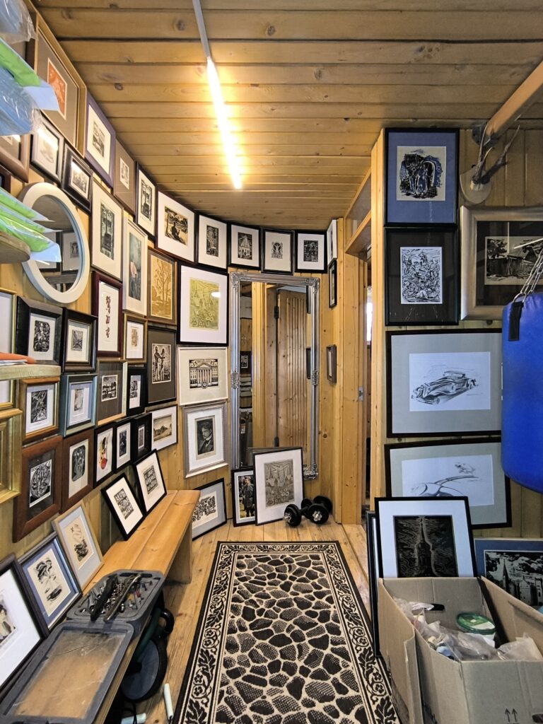 Väiksed Eesti graafikad sauna riietusruumigaleriis. - Raija Merilä Kodugalerii ja raamimisteenused Väiksed Eesti graafikad sauna riietusruumigaleriis.